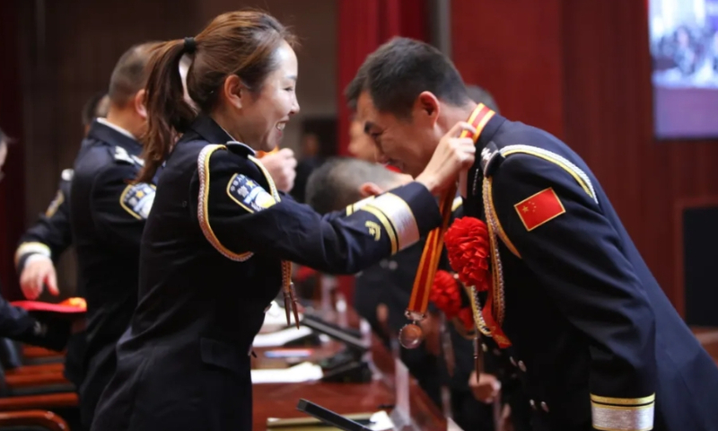 Police officers from Xizang's immigration administration organ are awarded the medals for guarding border security on April 2,<strong>famous used wire mesh fencing</strong> 2024. Photo: WeChat account of the National Immigration Administration