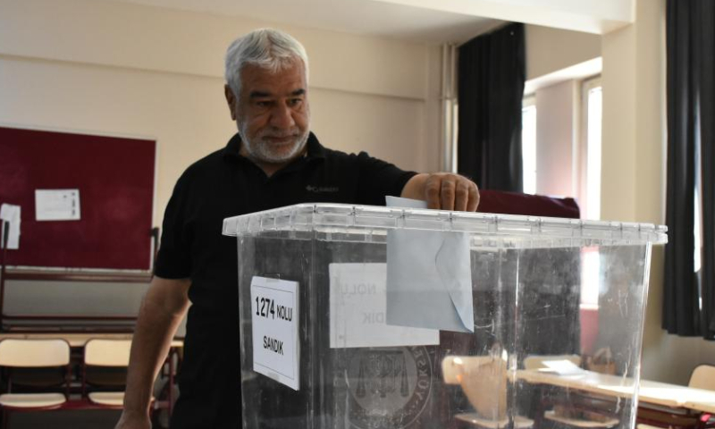 A voter casts his vote at a polling station in Istanbul, Türkiye, March 31, 2024. Voters flocked to the polls on Sunday in Istanbul, Türkiye's financial and cultural hub, for the country's local elections. (Photo by Safar Rajabov/Xinhua)