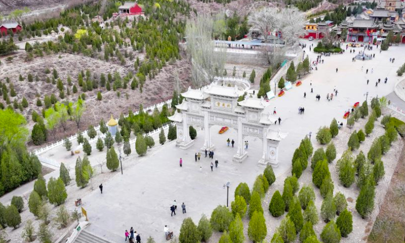 An aerial drone photo shows tourists visiting Beiwudang scenic area in Shizuishan City, northwest China's Ningxia Hui Autonomous Region, April 5, 2024. Lots of people opted for a short travel getaway during the three-day Qingming holiday. (Xinhua/Feng Kaihua)