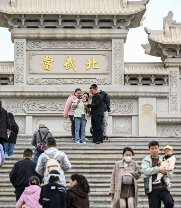 Tourists visit Beiwudang scenic area in Shizuishan City, northwest China's Ningxia Hui Autonomous Region, April 5, 2024. Lots of people opted for a short travel getaway during the three-day Qingming holiday. (Xinhua/Feng Kaihua)