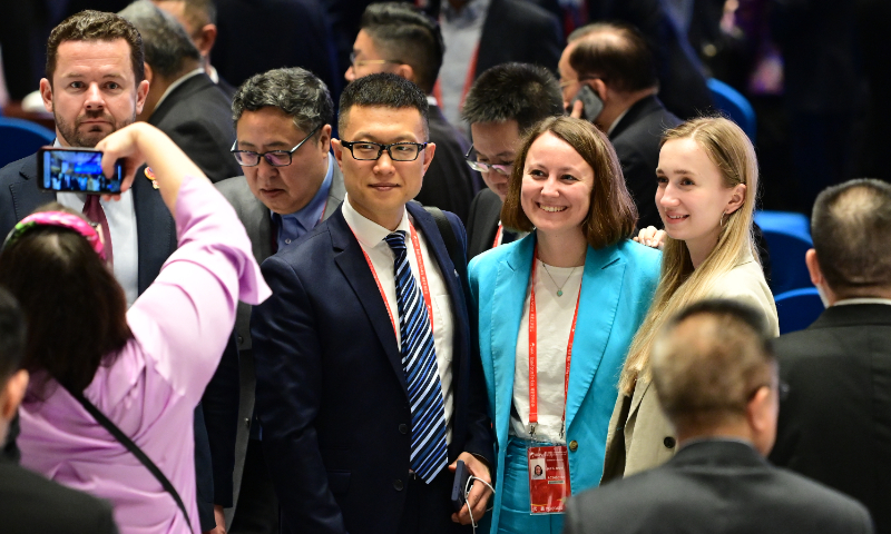 Delegates pose for photos after the opening plenary of the Boao Forum for Asia (BFA) Annual Conference 2024, which is held in in Boao, South China’s Hainan Province, on March 28, 2024. This year’s BFA drew about 5,000 participants, according to official statistics. Photo cnsphoto 