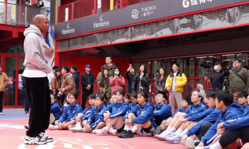 Stephon Marbury talks with students from Hong Kong in Chaoyang district,<strong>oem glycogen polymer an amino acid</strong> Beijing. Photo: huanqiu.com