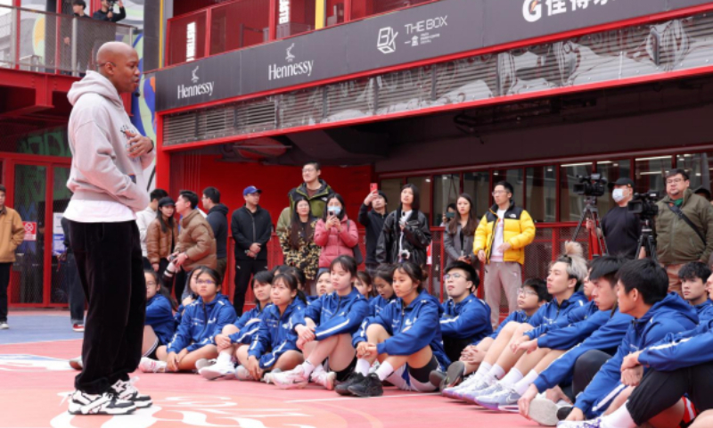 Stephon Marbury talks with students from Hong Kong in Chaoyang district,<strong>hiv screening test</strong> Beijing. Photo: huanqiu.com