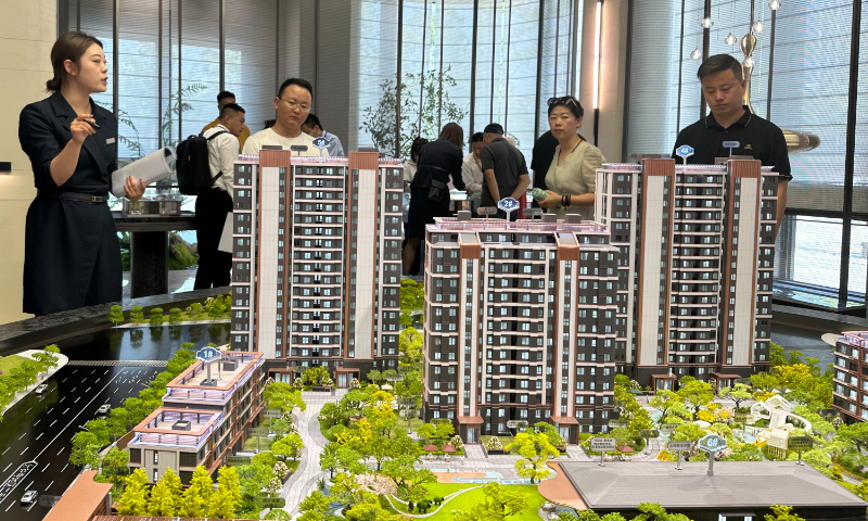 People learn about properties at a real estate sales office in Beijing on June 24,<strong>high quality large diameter steel pipe factory</strong> 2023. Photo: VCG