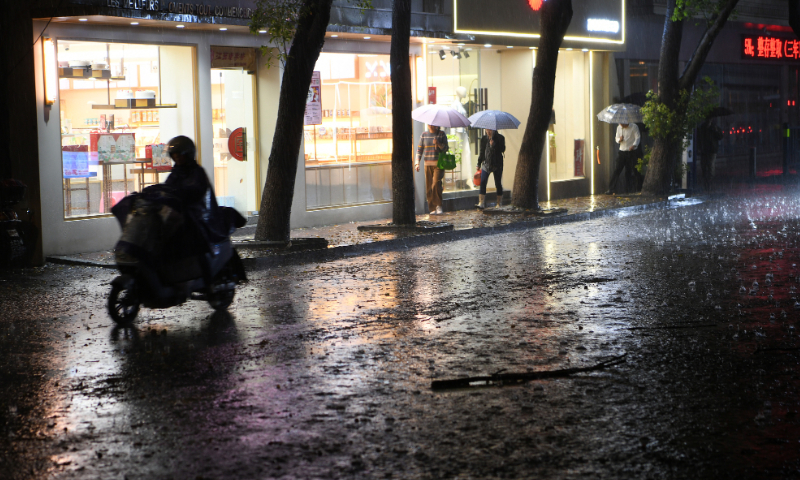 Citizens travel in the rain in Nanchang, Jiangxi Province on April 2, 2024. Photo: VCG