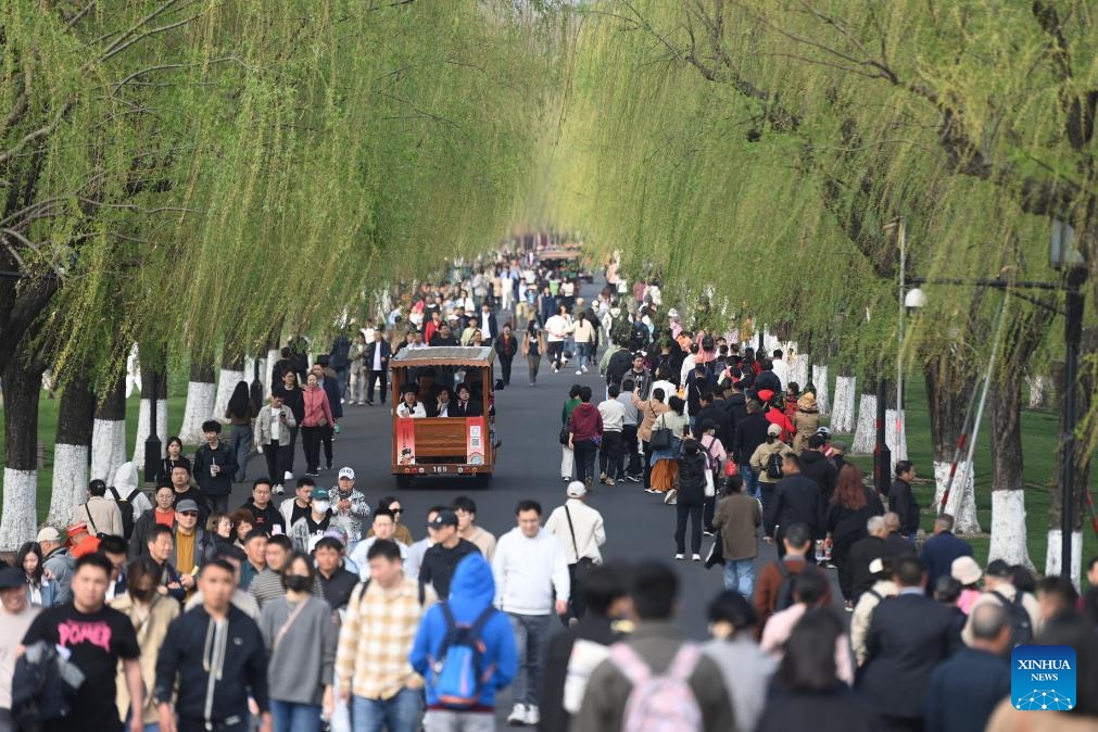 Tourists visit the West Lake scenic area in Hangzhou, east China's Zhejiang Province, March 26, 2024.(Photo: Xinhua)