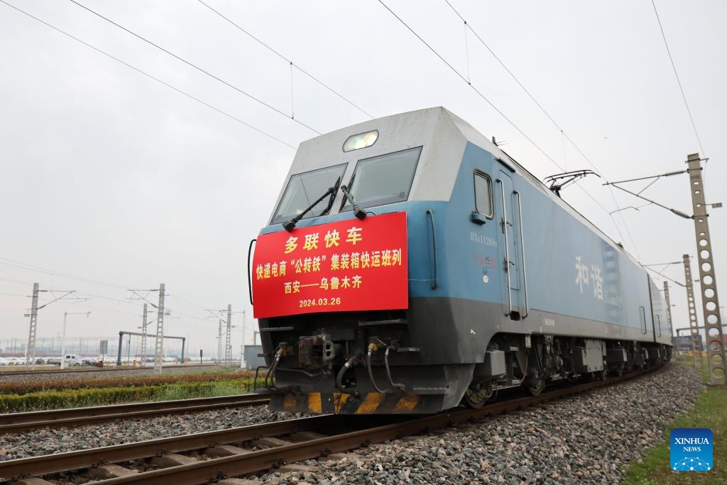 An intermodal express train loaded with containers of e-commerce goods departs from Xi'an international port station in Xi'an, northwest China's Shaanxi Province, March 26, 2024. The intermodal express train X387 bound for Urumqi in northwest China's Xinjiang left Xi'an on Tuesday, marking the official operation of regular freight train service for e-commerce goods between the two cities.(Photo: Xinhua)
