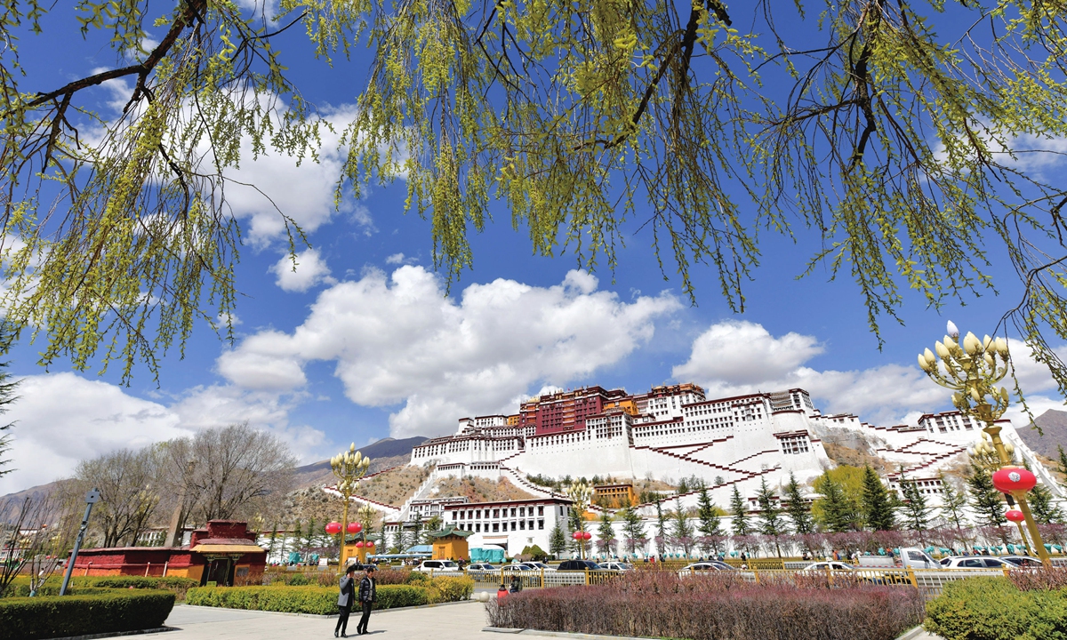 On March 23, 2024, as temperatures warmed up, spring was in full swing in Lhasa, with willow trees sprouting green at the foot of the Potala Palace. Photo: VCG