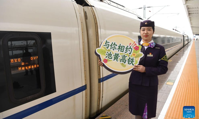 A staff member welcomes passengers during the test operation of Chizhou-Huangshan high-speed railway at Huangshan North Station in Huangshan City, east China's Anhui Province, March 26, 2024. Connecting Chizhou Station and Yixian East Station in Huangshan City, the Chizhou-Huangshan high-speed railway started test operation on Tuesday. With a total length of about 125 kilometers, the railway has a designed speed of 350 kilometers per hour(Photo: Xinhua)