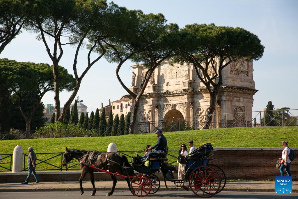 Tourists visit the Arch of Constantine in Rome, Italy, March 22, 2024.(Photo: Xinhua)
