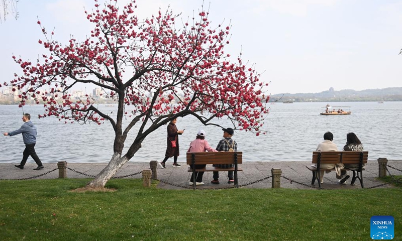 Tourists visit the West Lake scenic area in Hangzhou, east China's Zhejiang Province, March 26, 2024.(Photo: Xinhua)