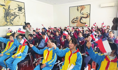 Students from Dayu Elementary School in Beijing hold mini national flags of Chile during their visit to the Embassy of Chile in China, on March 22. Photo: Courtesy of the Embassy of Chile in China   