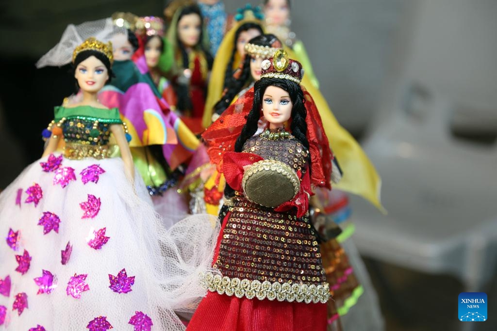 Handicrafts are displayed on a bazaar outside the Niavaran Palace in northern Tehran, capital of Iran, March 26, 2024. People visited the Niavaran Palace during the new year vacation of Nowruz, which falls on March 20 this year.(Photo: Xinhua)