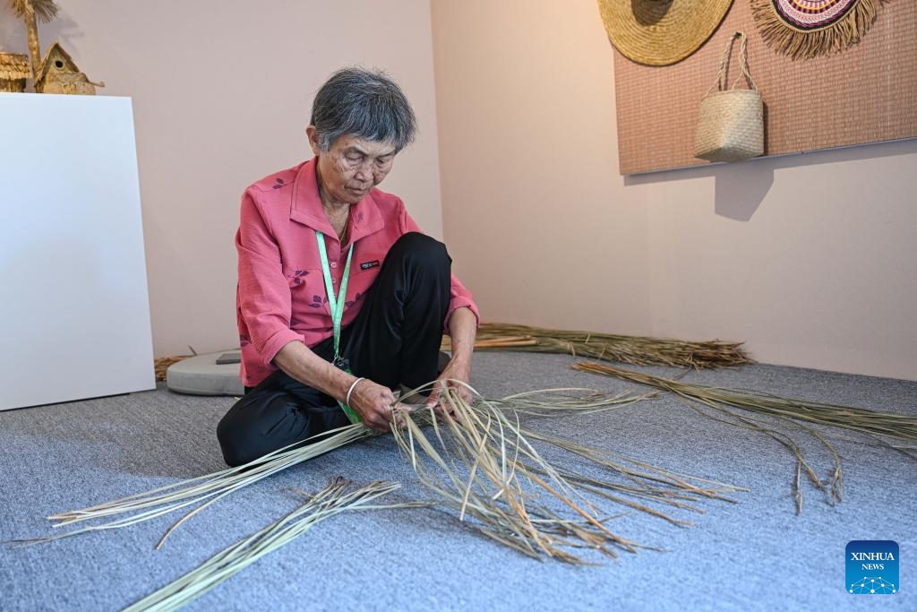 An artisan presents Dongshan straw weaving technique at Dongyu Island in Boao, south China's Hainan Province, March 26, 2024. An exhibition featuring the city of Haikou is held during the Boao Forum for Asia (BFA) Annual Conference 2024 at Dongyu Island where visitors and guests could enjoy the rich intangible cultural heritages of Hainan at close range.(Photo: Xinhua)