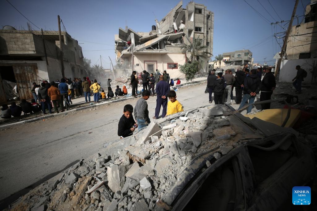 People gather around a destroyed building after an Israeli airstrike in the southern Gaza Strip city of Rafah,<strong>high quality best organic raspberry fertilizer</strong> on March 27, 2024. The Palestinian death toll from ongoing Israeli attacks has risen to 32,490, the Hamas-run Health Ministry said on Wednesday.(Photo: Xinhua)