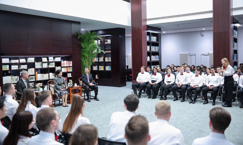Peng Liyuan, wife of Chinese President Xi Jinping, has a cordial interaction with a student representative of the Chinese Choir of the Burg Gymnasium at Beijing No.35 High School in Beijing, capital of China, March 28, 2024. Peng met on Thursday with representatives of students and teachers from the Chinese Choir of the Burg Gymnasium, a German high school, at Beijing No.35 High School.(Photo: Xinhua)