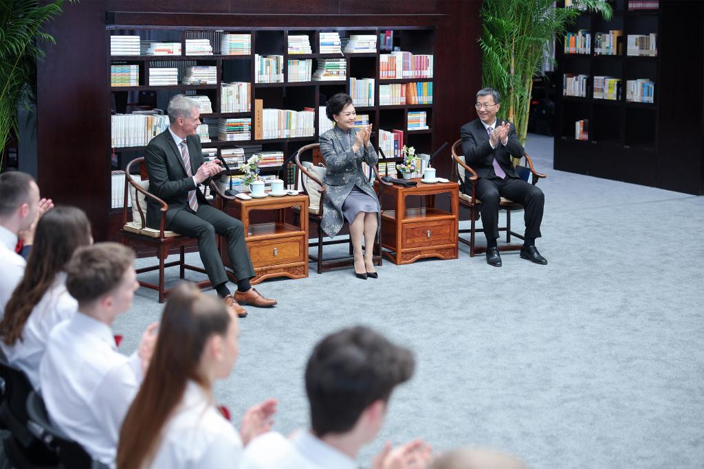 Peng Liyuan, wife of Chinese President Xi Jinping, appreciates songs performed by Chinese and German students at Beijing No.35 High School in Beijing, capital of China, March 28, 2024. Peng met on Thursday with representatives of students and teachers from the Chinese Choir of the Burg Gymnasium, a German high school, at Beijing No.35 High School.(Photo: Xinhua)