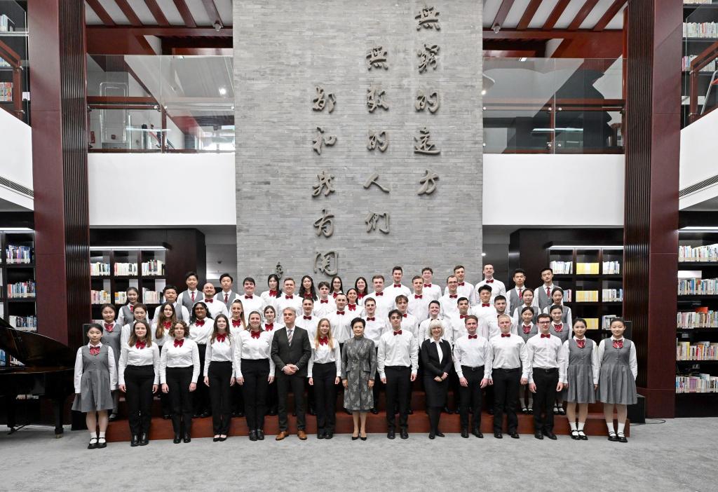 Peng Liyuan, wife of Chinese President Xi Jinping, poses for a group photo with Chinese and German youths at Beijing No.35 High School in Beijing, capital of China, March 28, 2024. Peng met on Thursday with representatives of students and teachers from the Chinese Choir of the Burg Gymnasium, a German high school, at Beijing No.35 High School.(Photo: Xinhua)