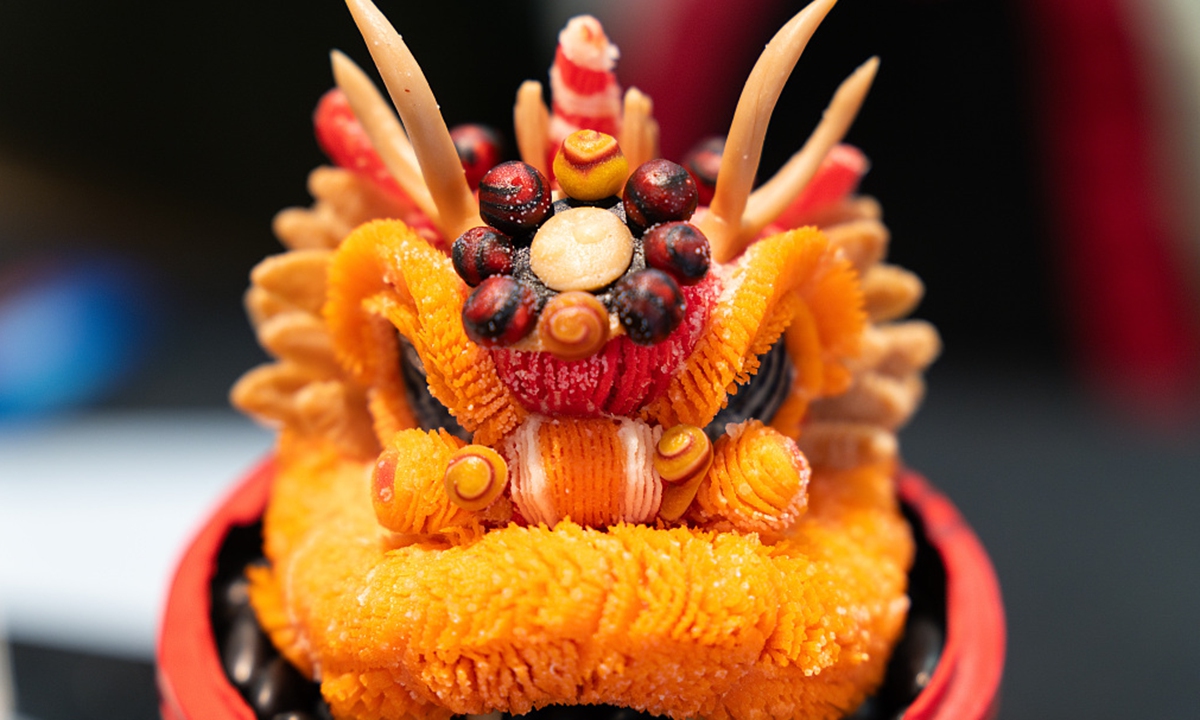 A young chef from Foshan, Guangdong, created a Lion Head pastry, combining traditional Cantonese pastry and the traditional lion dance, an intangible cultural heritage of China’s Lingnan culture. The exquisite pastry and other trendy national-style dim sum have gone viral on the internet.