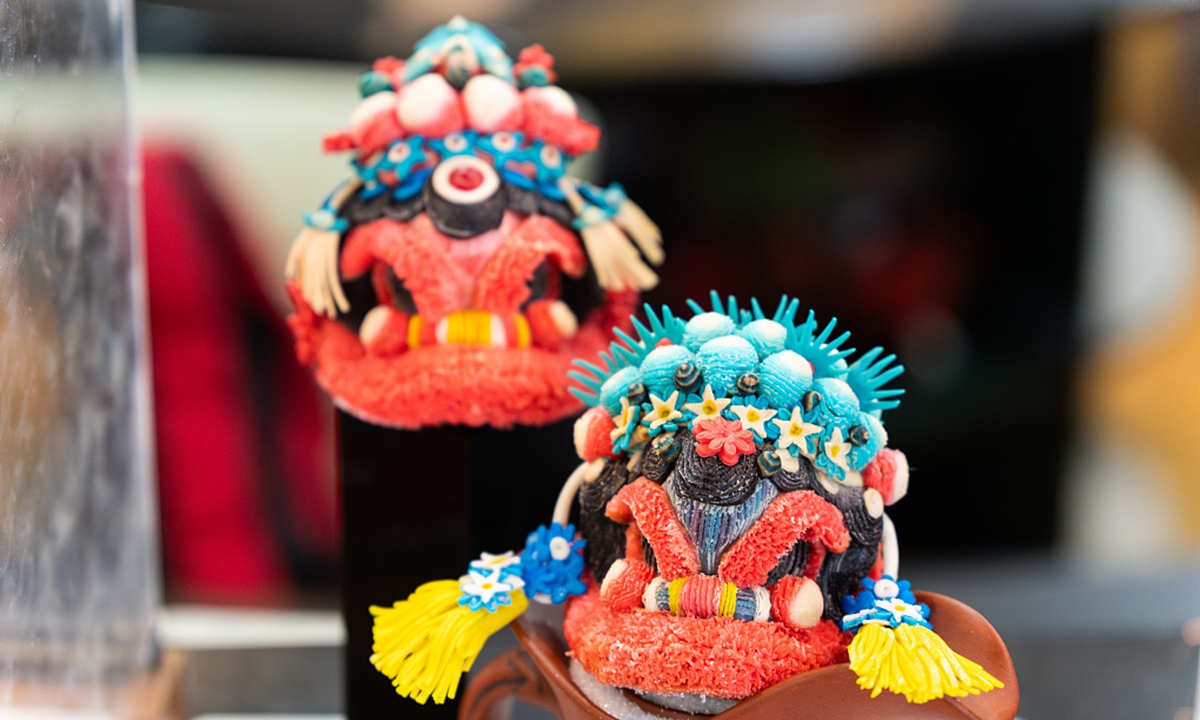A young chef from Foshan, Guangdong, created a Lion Head pastry, combining traditional Cantonese pastry and the traditional lion dance, an intangible cultural heritage of China’s Lingnan culture. The exquisite pastry and other trendy national-style dim sum have gone viral on the internet.