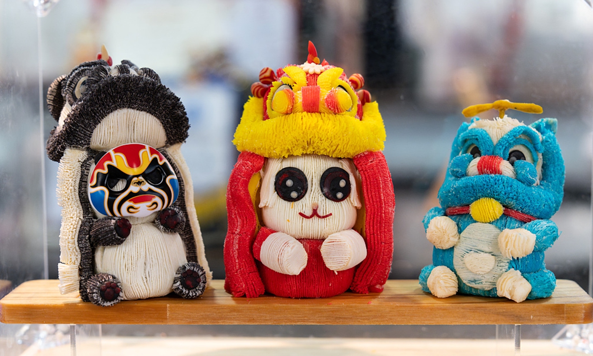 A young chef from Foshan, Guangdong, created a Lion Head pastry, combining traditional Cantonese pastry and the traditional lion dance, an intangible cultural heritage of China’s Lingnan culture. The exquisite pastry and other trendy national-style dim sum have gone viral on the internet.