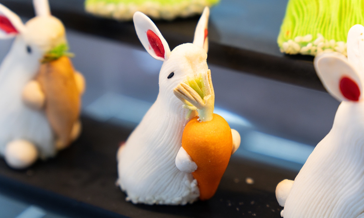 A young chef from Foshan, Guangdong, created a Lion Head pastry, combining traditional Cantonese pastry and the traditional lion dance, an intangible cultural heritage of China’s Lingnan culture. The exquisite pastry and other trendy national-style dim sum have gone viral on the internet.