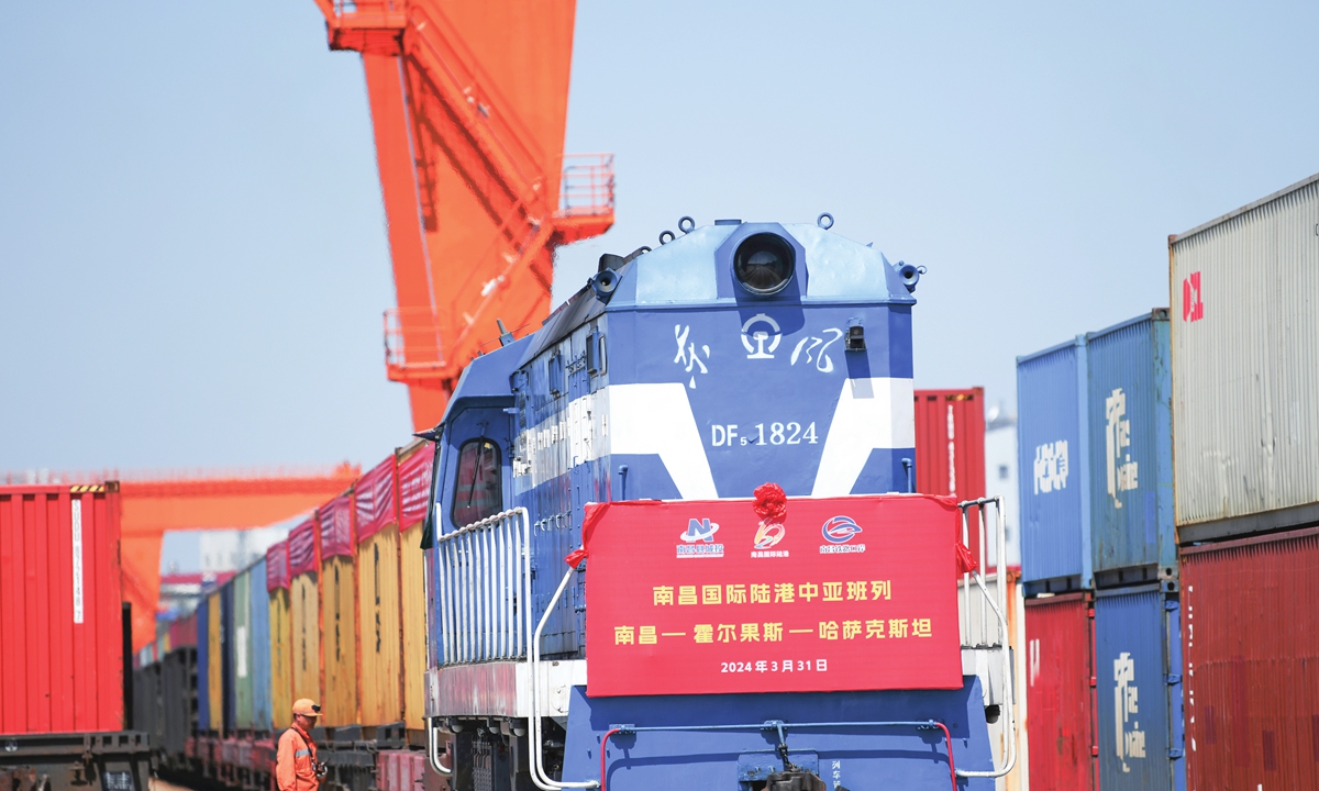 A freight train carrying auto parts, coffee machines and ceramic sanitary ware departs from a railway station in Nanchang, East China's Jiangxi Province on March 31, 2024, en route to Kazakhstan and other Central Asian countries. More cities are launching freight trains to Central Asian countries, driven by rising demand. Photo: cnsphoto