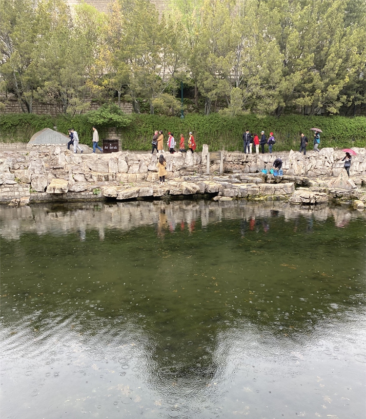 People enjoy breeze and light rain along a river in Jinan, East China's Shandong Province during Qingming. Photo: Li Qian/GT