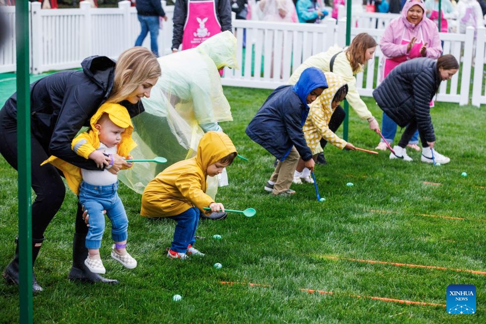 Children roll eggs during the annual Easter Egg Roll on the South Lawn of the White House in Washington, D.C., the United States, on April 1, 2024.(Photo: Xinhua)