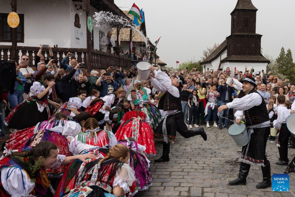 Local men splash water onto women as part of the traditional Easter celebration in Holloko, Hungary, on April 1, 2024.(Photo: Xinhua)
