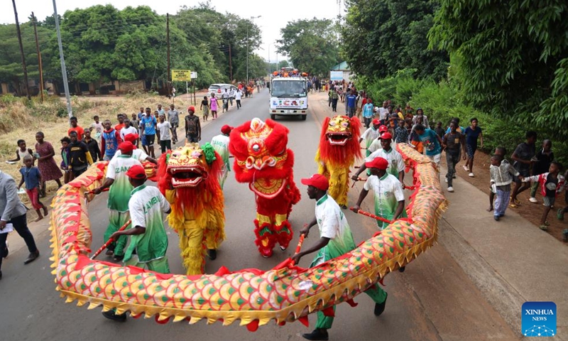 People watch dragon and lion dances during the 2024 Livingstone International Culture and Arts Festival in Livingstone, Zambia, March 30, 2024. The event was held here from March 28 to 30.(Photo: Xinhua)