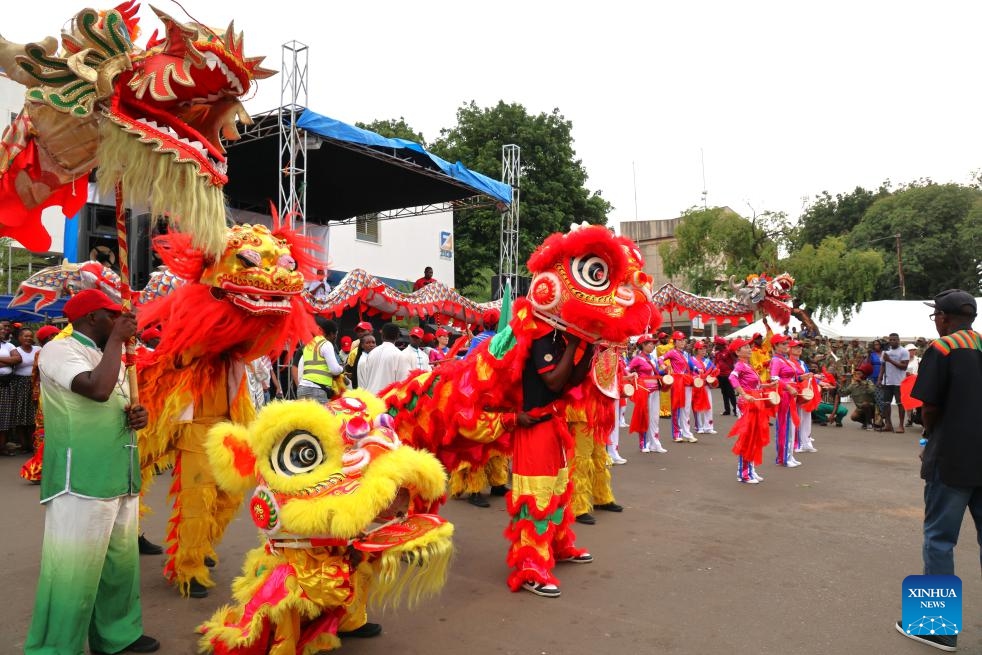 People watch dragon and lion dances during the 2024 Livingstone International Culture and Arts Festival in Livingstone, Zambia, March 30, 2024. The event was held here from March 28 to 30.(Photo: Xinhua)