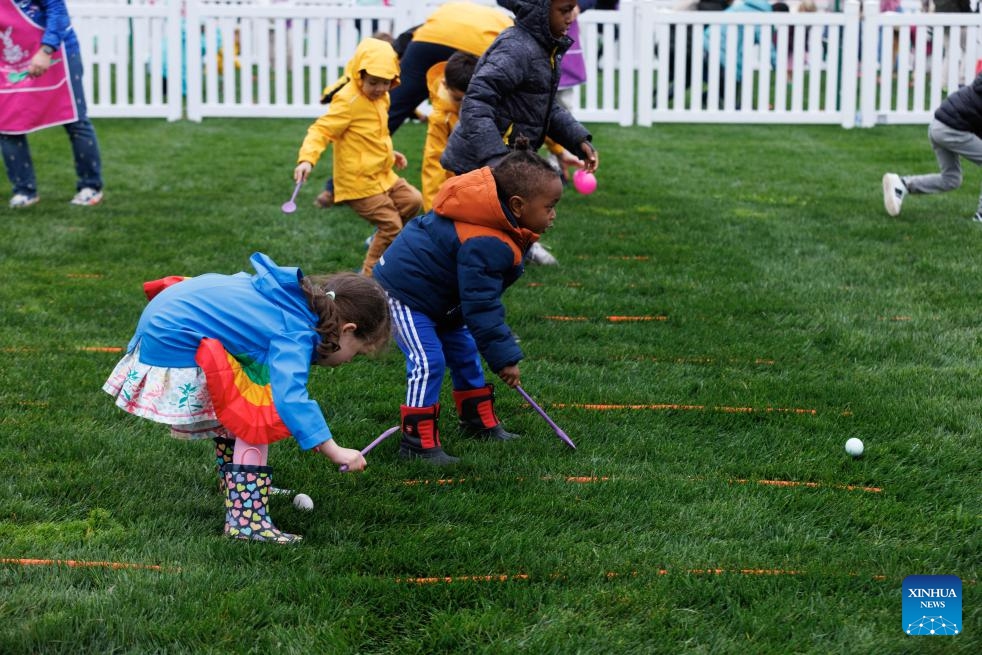 Children roll eggs during the annual Easter Egg Roll on the South Lawn of the White House in Washington, D.C., the United States, on April 1, 2024.(Photo: Xinhua)