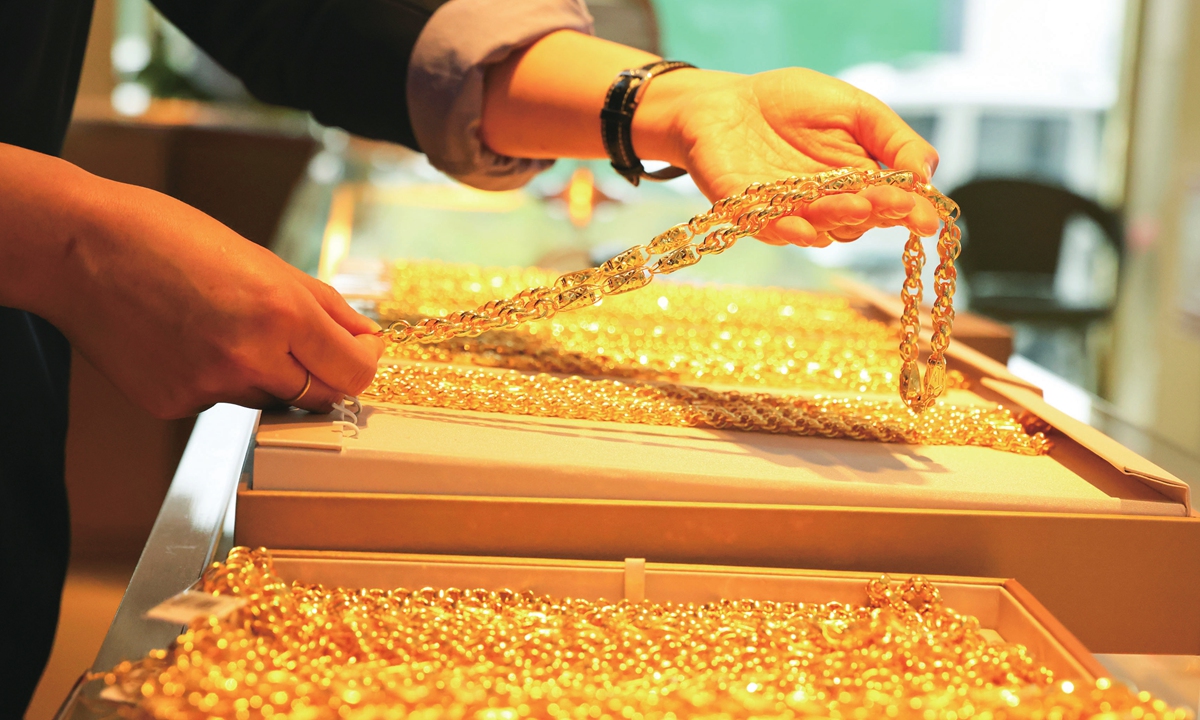 A staff member organizes gold jewelry at a gold store in Huzhou city,<strong>ce certification welded wire mesh fence</strong> East China's Zhejiang Province on April 3, 2024. Photo: VCG