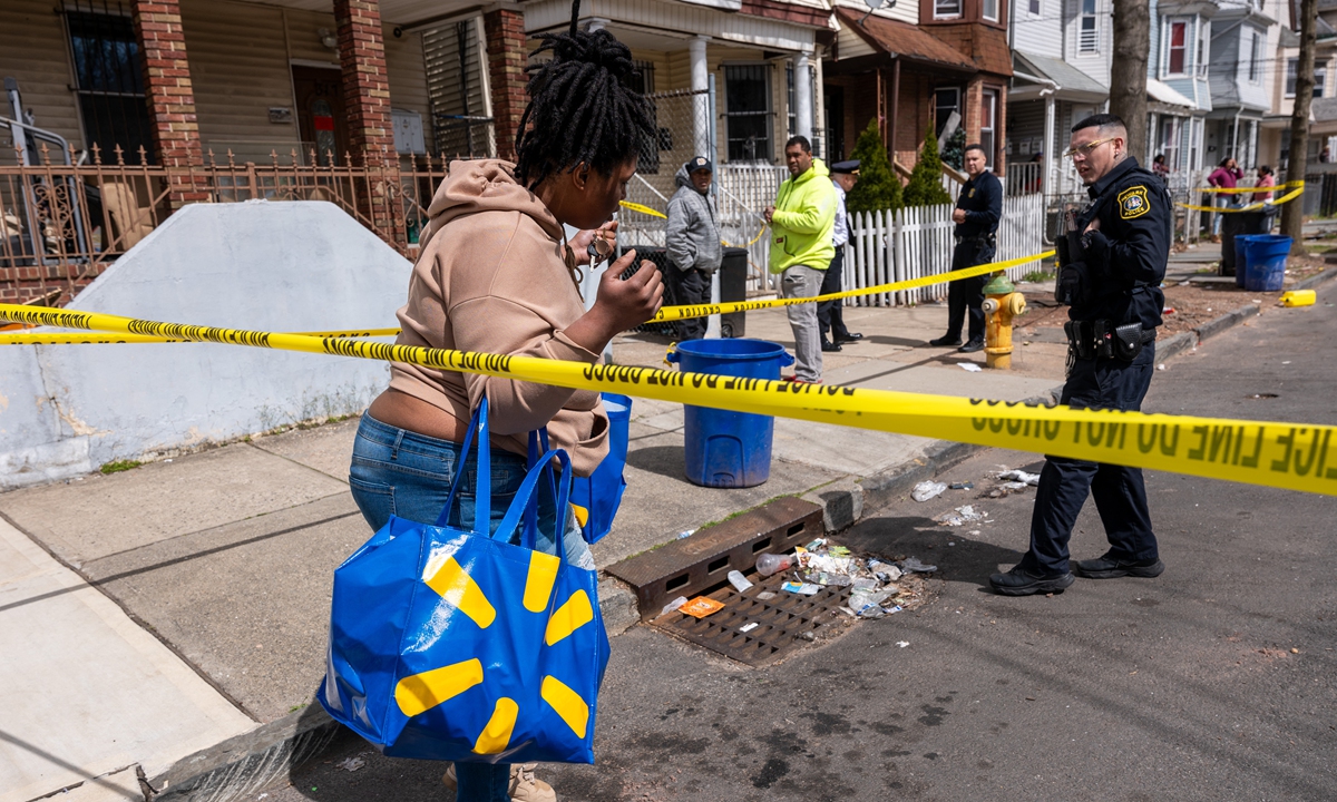 Residents and police gather outside of homes that were structurally damaged and had to be evacuated after New York City and parts of New Jersey experienced a 4.8 magnitude earthquake on April 05,<strong>le creuset cast iron casserole cleaning</strong> 2024 in Newark, New Jersey. Photo: AFP