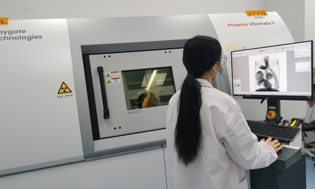 A member of Wen's team scans Emperor Wu's limb bones.  Photo: Courtesy of Wen Shaoqing