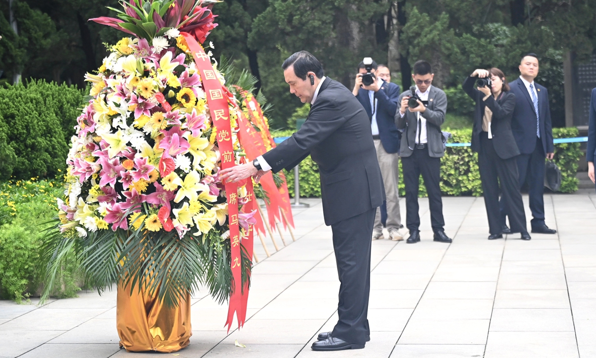 Former chairperson of the Kuomintang (KMT) Party Ma Ying-jeou lays a wreath before a martyrs'tombstone in Guangzhou, South China's Guangdong Province, on April 3, 2024, during his trip to the Chinese mainland. Photo: VCG