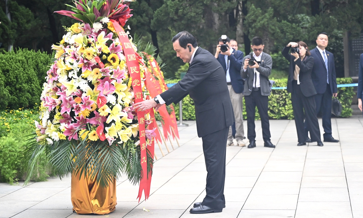 Former chairperson of the Kuomintang (KMT) Party Ma Ying-jeou lays a wreath before a martyrs'tombstone in Guangzhou,<strong>best temporary fence base manufacturers</strong> South China's Guangdong Province, on April 3, 2024, during his trip to the Chinese mainland. Photo: VCG