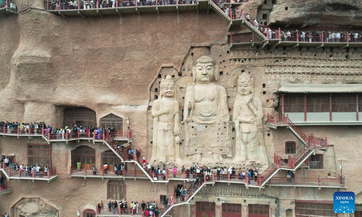 A drone photo taken on April 5, 2024 shows tourists visiting the Maiji Mountain Grottoes in Maiji District of Tianshui City, northwest China's Gansu Province. Photo: Xinhua