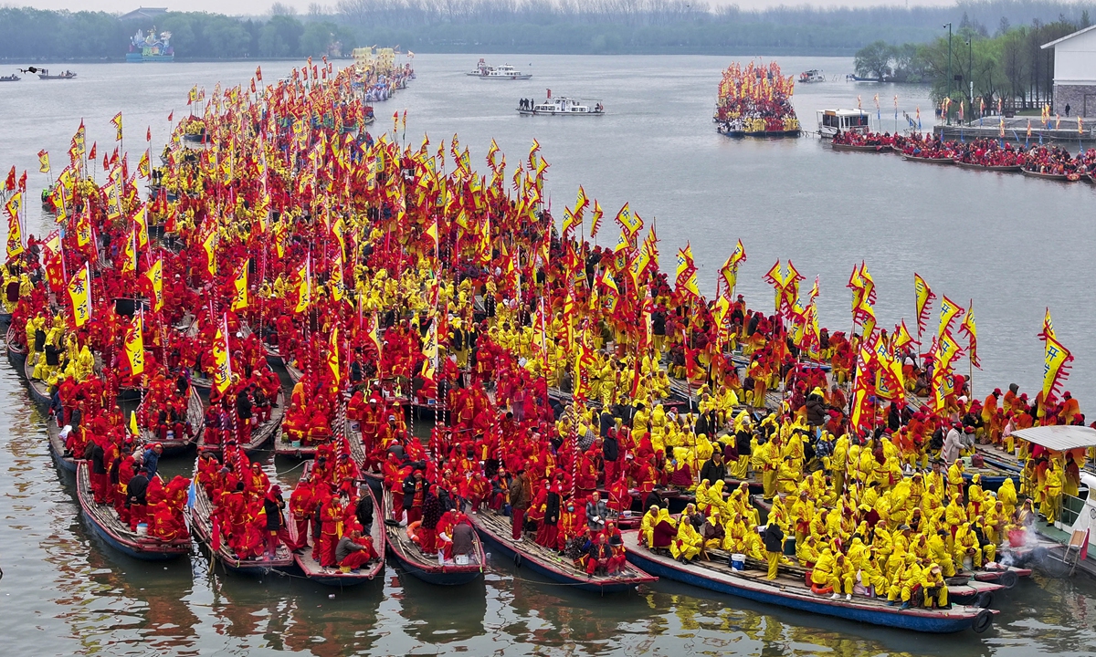 People participate in a boat performance during the 2024 Qintong Boat Festival at Qinhu National Wetland Park in Taizhou, East China's Jiangsu Province, on April 6, 2024. Hundreds of boats with more than 10,000 team members gathered for the festival, which originated in the Southern Song Dynasty (1127-1279) and has been included on the national intangible cultural heritage list. Photo: VCG