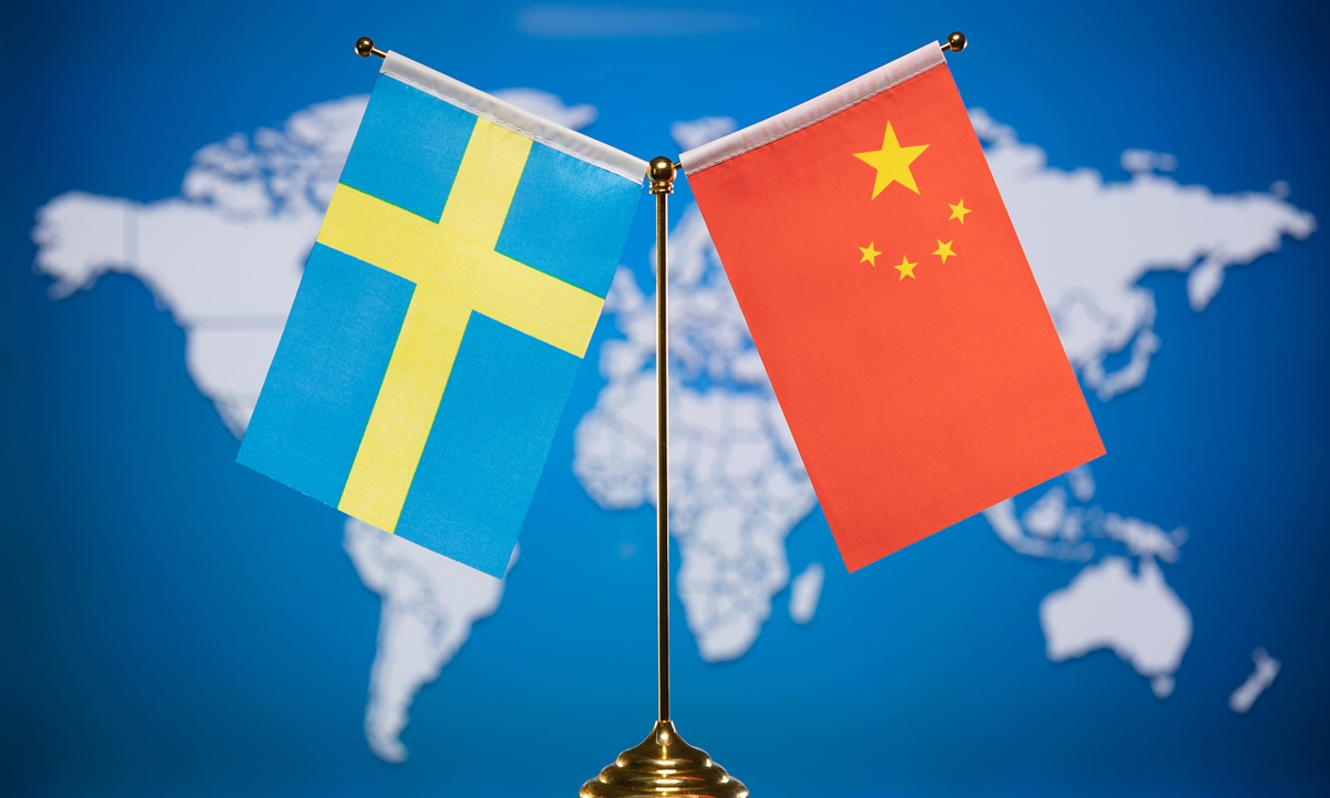 National flags of China and Sweden. Photo: VCG