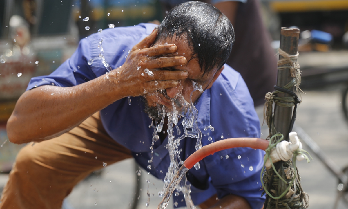 An auto-rickshaw driver wets his head at a roadside tap to get relief from a heat wave in Dhaka, Bangladesh, on April 6, 2024. Temperatures in Bangladesh climbed to as high as 40.2 C as many parts of the country sizzle. Forecasters said temperatures may rise even more in the coming days, according to local media. Photo: VCG