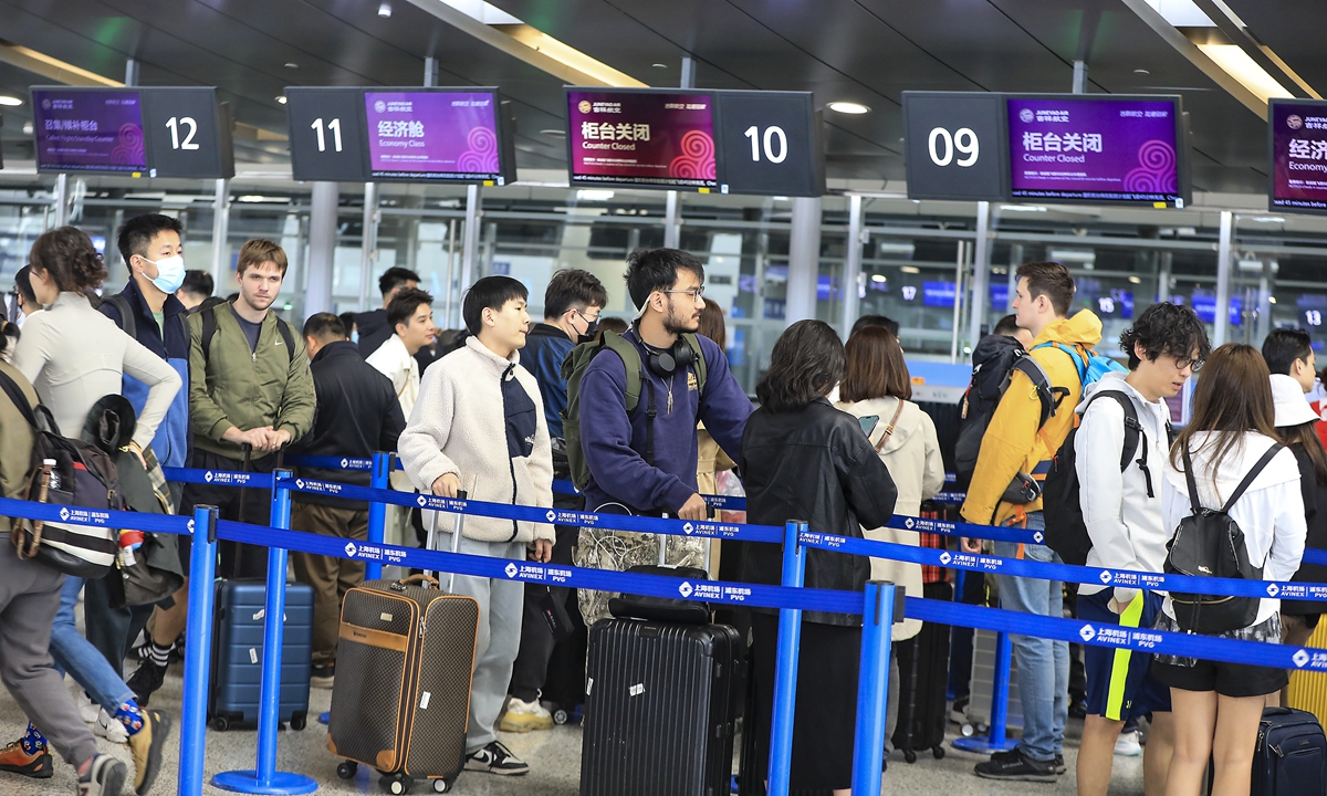 People check in at the Shanghai Pudong International Airport on April 4, 2024, the first day of the Qingming Festival holidays. Photo: VCG