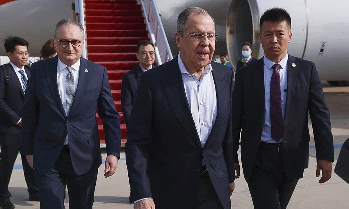 Sur cette photo publiée par le service de presse du ministère russe des Affaires étrangères le lundi 8 avril 2024, le ministre russe des Affaires étrangères Sergueï Lavrov, au centre, sort de l’avion à son arrivée à Pékin, en Chine.Photo :VCG