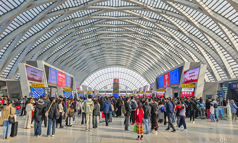 On April 4, 2024, the first day of the Qingming holiday, Tianjin West Railway Station bustling with travelers. Photo: IC