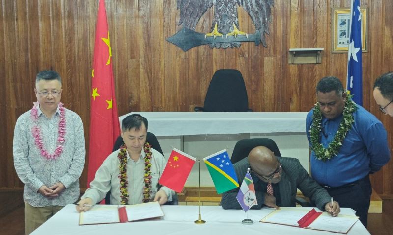 A memorandum of understanding to establish friendly exchange relations is signed on April 4 between Malaita Province of the Solomon Islands and East China's Jiangsu Province in Auki, the provincial capital of Malaita. Photo: Courtesy of the Chinese Embassy in the Solomon Islands