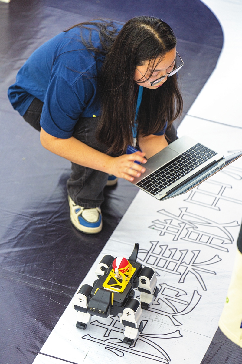 A college student operates a robot at a robotics and artificial intelligence competition in Haikou, South China's Hainan Province, on June 13, 2023.Photo: VCG