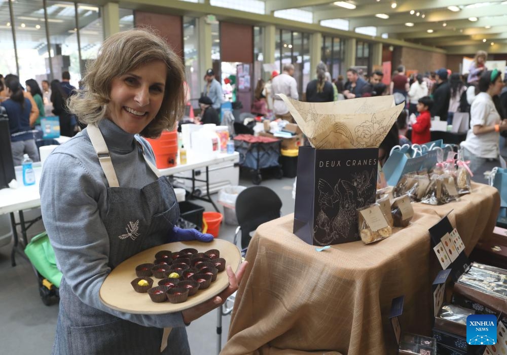 A staff member shows chocolate samples at the 16th Annual San Francisco International Chocolate Salon in San Francisco, the United States, April 7, 2024.(Photo: Xinhua)