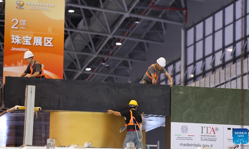 Workers perform tasks at Hainan International Convention and Exhibition Center, the main venue for the upcoming fourth China International Consumer Products Expo, in Haikou, south China's Hainan Province, April 8, 2024. The fourth China International Consumer Products Expo (CICPE) will take place in Haikou, capital city of south China's Hainan Province, from April 13 to 18.(Photo: Xinhua)