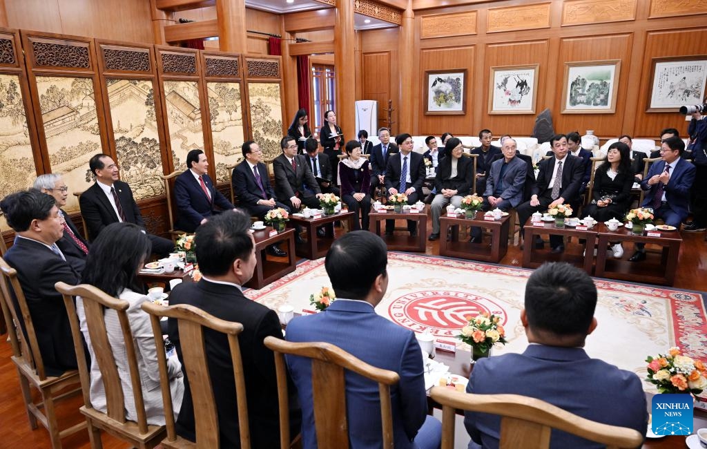 Ma Ying-jeou, former chairman of the Chinese Kuomintang party, communicates with professors at the Peking University in Beijing, capital of China, April 9, 2024. Ma and a Taiwan youth delegation led by him visited the Peking University on Tuesday.(Photo: Xinhua)